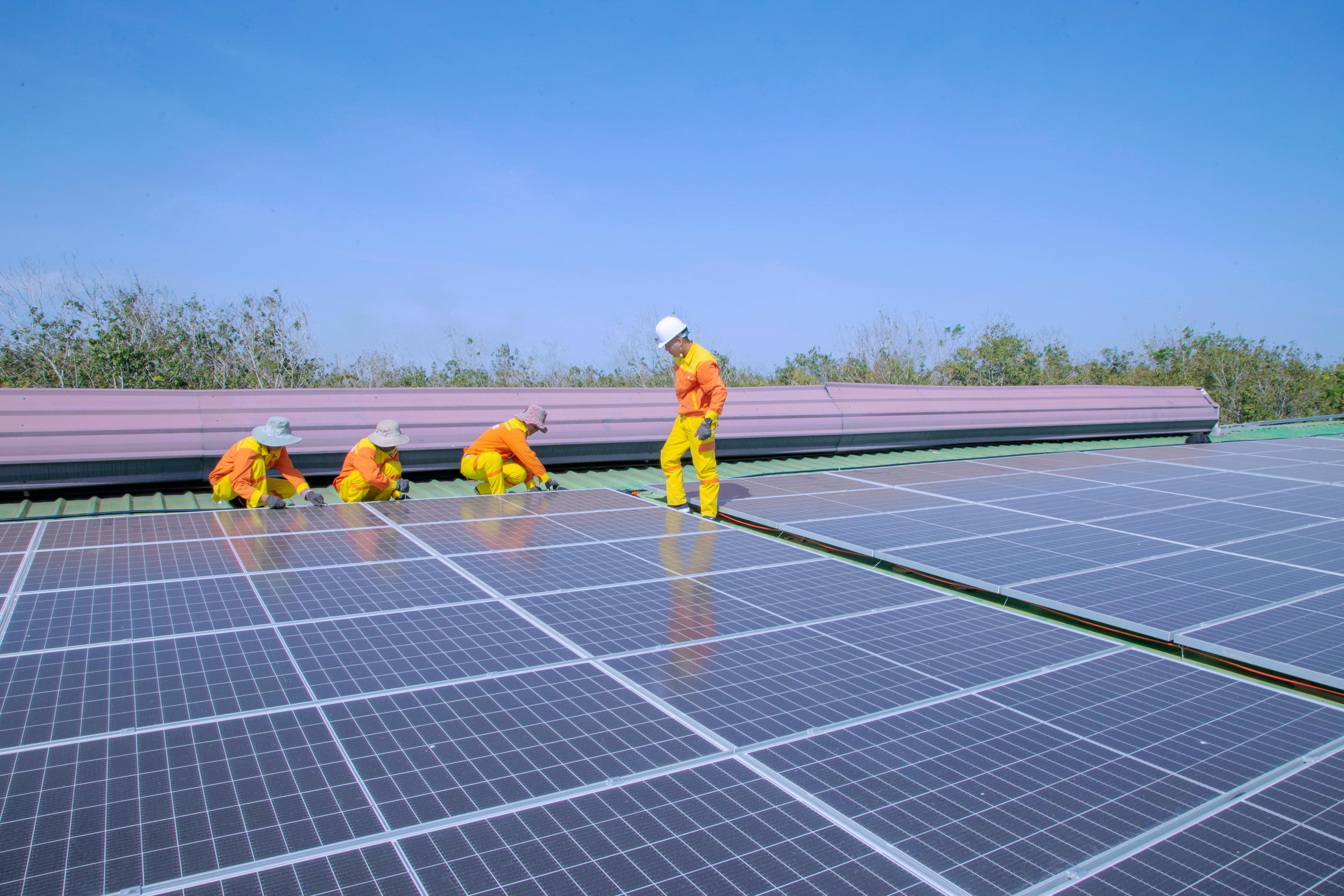 Commercial rooftop solar installation on a UK warehouse